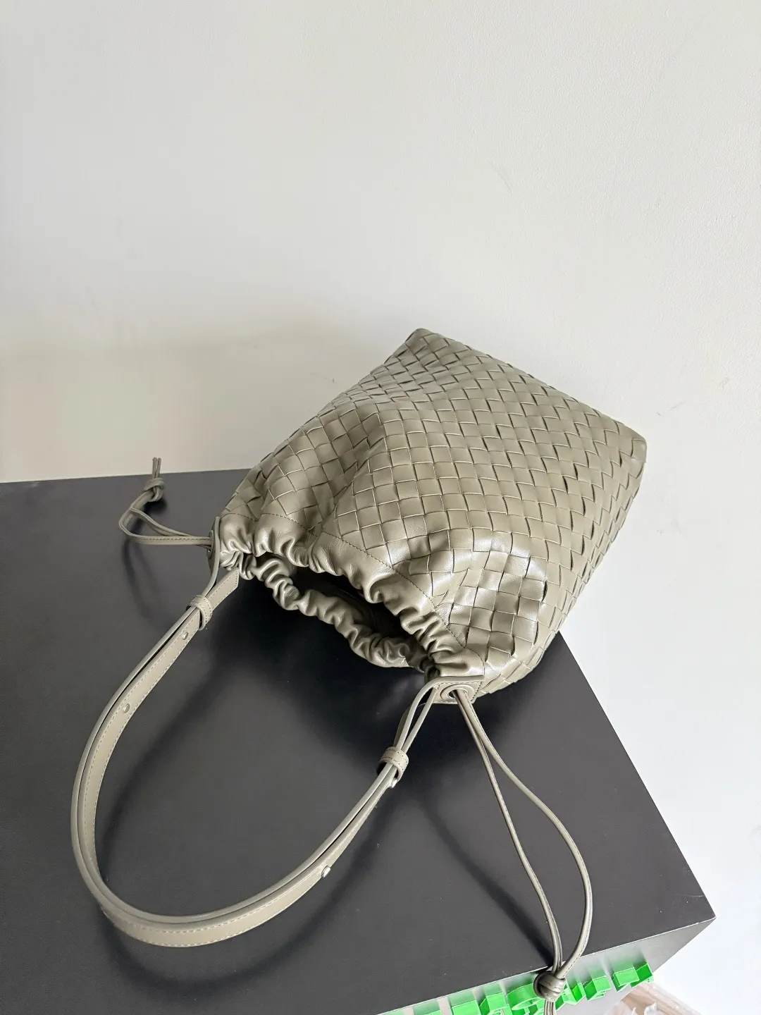 Batch 2280 BOTTEGA VENETA2025 new woven Biblioteca Bucket perfectly integrates casual texture, using classic Intrecciato woven leather, which feels soft but stiff, allowing the bag to drape naturally without losing the three-dimensional effect. The drawstring design of the drawstring pocket makes opening and closing more direct and adds a casual atmosphere. If you are on a short business trip, you can put some skin care samples in your bag. The front compartment or rear zipper can also be used to store ID cards, bank cards, etc. The solid color design of the bag is very versatile, and it doesn’t feel too picky when paired with any clothes. The leather material is also very high-quality! Style number: 836020 Size: 24*33*14cm
